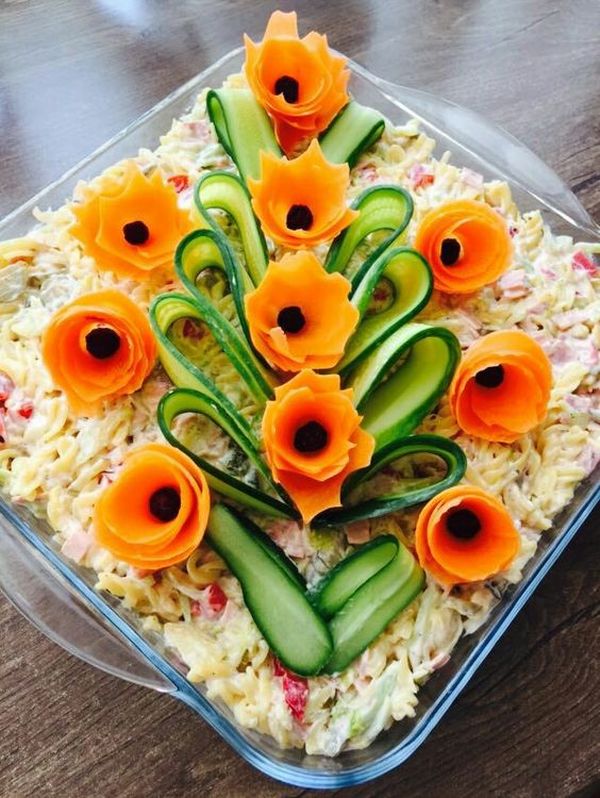 Zubereitung des Rezepts Die 12 besten Ideen, um Salatplatten für Gäste auf die Festtafel zu arrangieren, schritt 4