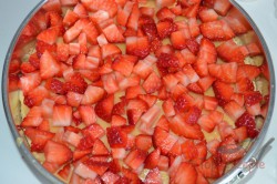 Zubereitung des Rezepts Torte mit Kondensmilchcreme, Erdbeeren und Schlagsahne ohne Backen, schritt 6
