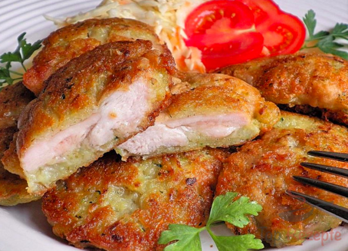 Rezept Hähnchenfleisch im Kartoffelpuffer-Mantel mit Coleslaw Salat serviert